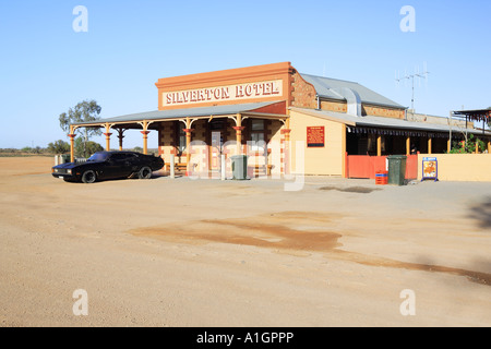 Historische Silverton Hotel mit schwarzen Auto in Mad Max Film Silverton in der Nähe von Broken Hill New South Wales Australien verwendet Stockfoto