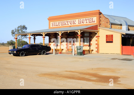 Historische Silverton Hotel mit schwarzen Auto in Mad Max Film Silverton in der Nähe von Broken Hill New South Wales Australien verwendet Stockfoto