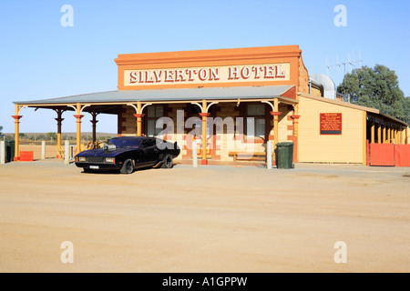 Historische Silverton Hotel mit schwarzen Auto in Mad Max Film Silverton in der Nähe von Broken Hill New South Wales Australien verwendet Stockfoto