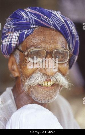 lachenden Greis IN blauen TURBAN weißen MOUSTACH SPECS Indien Stockfoto