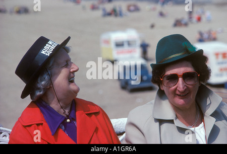 Zwei Frauen mittleren Alters in Blackpool, Lancashire tragen Kiss me Quick lustigen Hut Hüte auf Urlaub HOMER SYKES Stockfoto