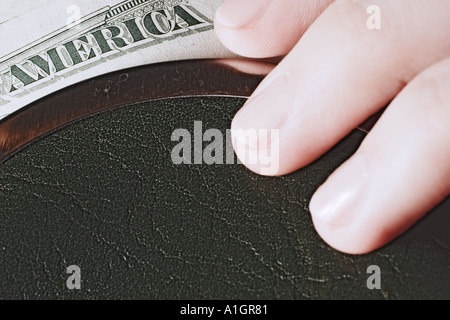 Hand aufs offene Geldbörse mit Dollar-Schein Stockfoto