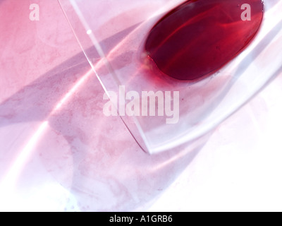 VERSCHÜTTETE ROTWEIN Stockfoto