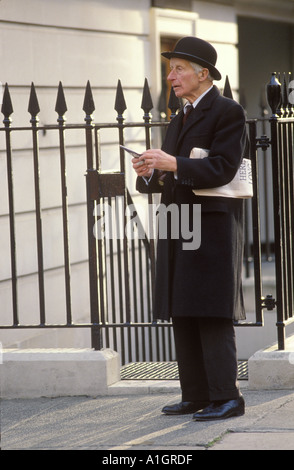 Belgravia London 1980s UK. Mann mit traditionellem Bowler Hut um 1985 England HOMER SYKES Stockfoto