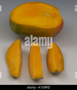 Ein Stück süsse saftige leckere Essbare tropische Früchte Mango drei Scheiben geschnitten Stockfoto