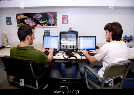 Forscherin & Schüler arbeiten am Computer, Universität von Florida, Stockfoto