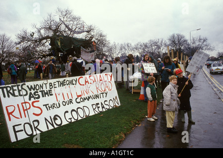 Autobahn M11 Link Road Protest" George Green "wanstead East London tree Protest alten Kastanienbaum schneiden Sie die London 1993 1990 s UK HOMER SYKES Stockfoto