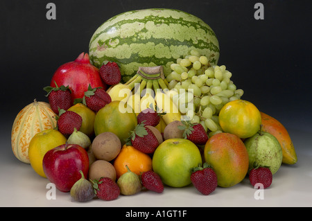 Tabelle oben viele Früchte Indien melone Trauben Banane mango pear Orange Erdbeer apple chickoo Guave Limette Stockfoto