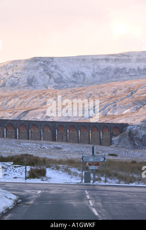 Ribblehead-Viadukt und Whernside im Winter Schnee, Yorkshire Dales Nationalpark, UK Stockfoto