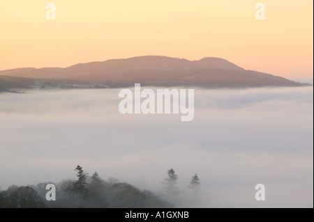 Tal über Lake Windermere an einem Winter Morgen Nebel Stockfoto