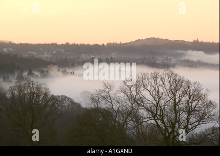 Tal über Lake Windermere an einem Winter Morgen Nebel Stockfoto