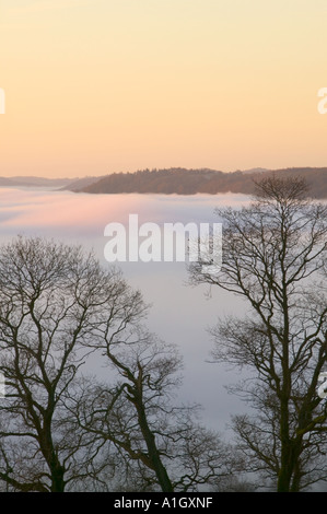 Tal über Lake Windermere an einem Winter Morgen Nebel Stockfoto