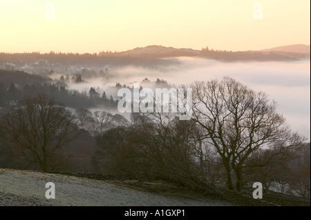 Tal über Lake Windermere an einem Winter Morgen Nebel Stockfoto