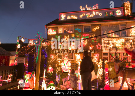 über die obere Weihnachtsdekorationen auf ein Haus in Clitheroe, Lancashire, UK Stockfoto