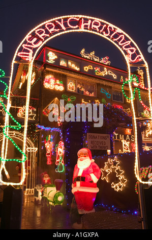 über die obere Weihnachtsdekorationen auf ein Haus in Clitheroe, Lancashire, UK Stockfoto