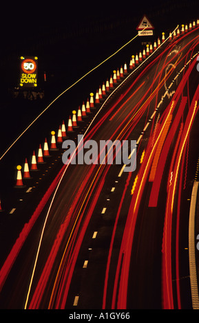 Schwerverkehr m1 Autobahn a1 in der Nähe von Leeds bei Nacht uk 50 km/h Geschwindigkeit Beschränkung Warnschild Restrictions Weitergabe Stockfoto