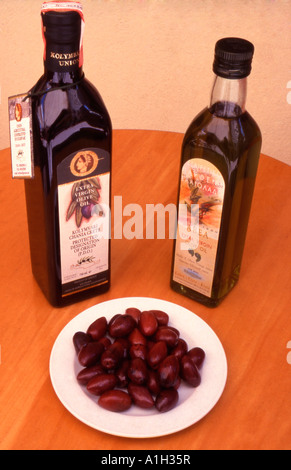 Flaschen vor Ort gefertigten kalt gepresst natives Olivenöl und Oliven Chania Old Town Kreta Griechenland-Platte Stockfoto