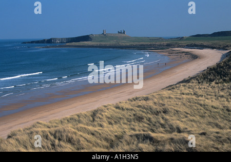 Die unberührten Sandstrand von Embleton Bucht in Northumberland, mit Dunstanburgh im Hintergrund das Schloss Stockfoto