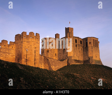 Das Halten von Motte und Bailey Typ Schloss im Dorf Warkworth in Northumberland, England Stockfoto