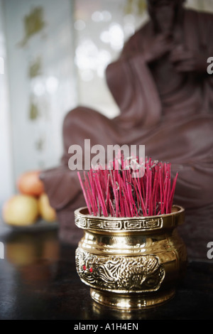 Nahaufnahme von Räucherstäbchen in einem Glas Stockfoto