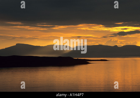 Einen goldenen Sonnenuntergang über Gairloch auf der fernen Insel Skye, in der North West Schottland Stockfoto