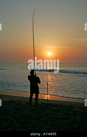 Brandungsangeln Fischer bei Sonnenuntergang Boboi Beach Lodge in der Nähe von Kartong Gambia Stockfoto