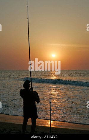 Brandungsangeln Fischer bei Sonnenuntergang Boboi Beach Lodge in der Nähe von Kartong Gambia Stockfoto