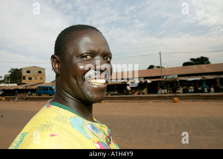 Fahrer sitzt auf Motorhaube von Taxi The Cape in Bakau Gambia Stockfoto