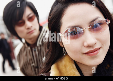 Porträt einer jungen Frau mit Sonnenbrille Stockfoto