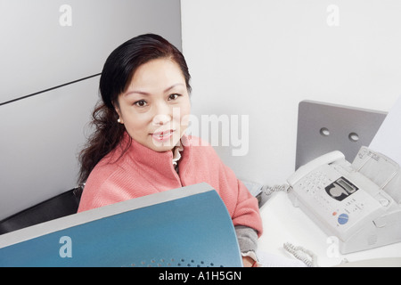 Porträt einer reifen Frau mit Hilfe eines Computers Stockfoto