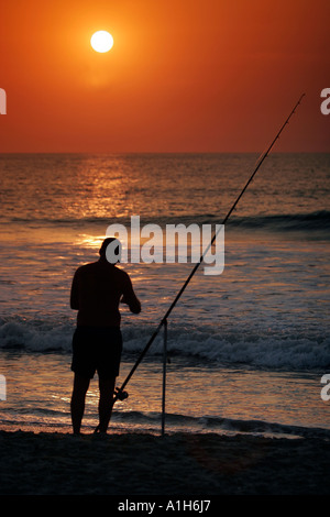 Fischer bei Sonnenuntergang durch Boboi Beach Lodge in der Nähe von Kartong Gambia Stockfoto