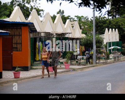 Besucher-paar Fuß vorbei an Kleidung Souvenirläden Cape Bakau The Gambia Stockfoto