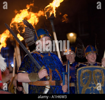 Mann in Tracht am Up Helly-Aa, jährliche Feuerfestival Shetlands Stockfoto