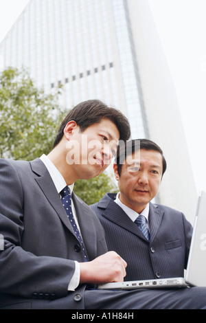 Niedrigen Winkel Ansicht von zwei Geschäftsleute, die mit einem laptop Stockfoto