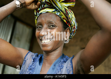 Fula Frau Krawatten bunte Kopftuch Sarapati Dorf Gambia Stockfoto