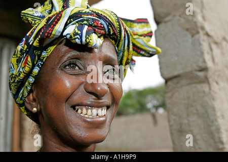 Fulbe-Frau mit bunten Kopftuch Sarapati Dorf Gambia Stockfoto