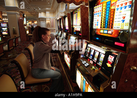 Spielen Spielautomat im Bellagio Casino Las Vegas Nevada Frau Stockfoto