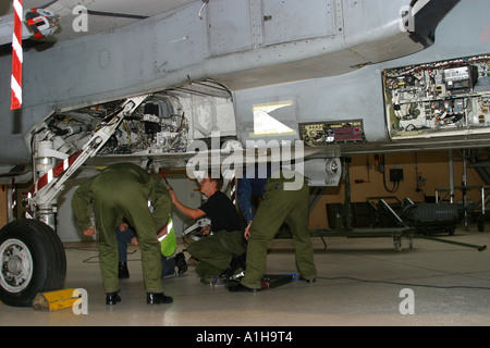 Ingenieure arbeiten an RAF Tornado-Jagdbomber Geschäftsreiseflugzeug Stockfoto