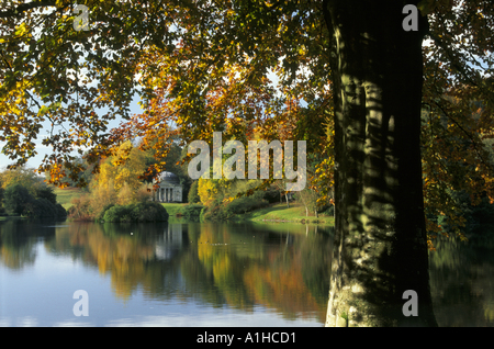 Ein Blick über den See, das Pantheon in Stourhead mit die Herbstfarben der Bäume im schimmernden Wasser gespiegelt Stockfoto