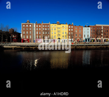 große bunte Gebäude auf Dublins Fluss Liffey bank Stockfoto