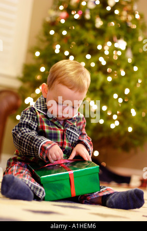 18 Monate alten Jungen Eröffnung präsentiert am Weihnachtsmorgen. Stockfoto