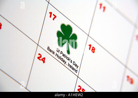 St Patricks Tag markiert einen Kalender oder Tagebuch mit einem Blattmotiv Shamrock clover Stockfoto
