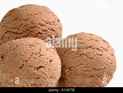 DREI KUGELN SCHOKOLADENEIS AUF WEIßEM HINTERGRUND Stockfoto
