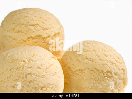 DREI KUGELN VANILLEEIS AUF WEIßEM HINTERGRUND Stockfoto