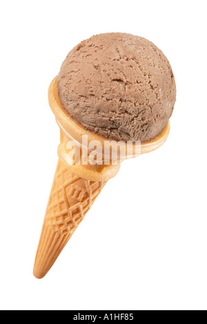 CHOCOLATE ICE CREAM SCOOP IN KEGEL AUF WEIßEM HINTERGRUND Stockfoto