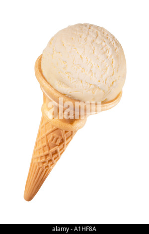 VANILLA ICE CREAM SCOOP IN KEGEL AUF WEIßEM HINTERGRUND Stockfoto