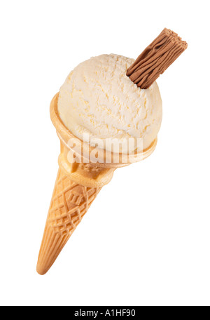 VANILLA ICE CREAM SCOOP IN KEGEL MIT SCHOKOLADE FLOCKEN AUF WEIßEM HINTERGRUND Stockfoto