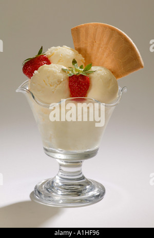VANILLE-EIS ERDBEEREN UND WAFER IM EISBECHER GLAS Stockfoto