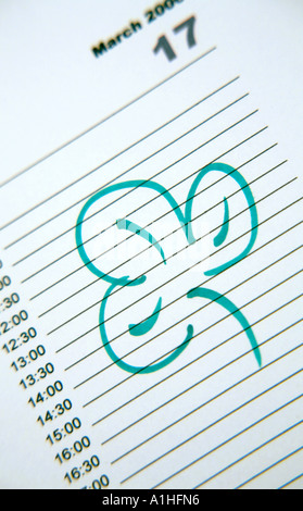 St Patricks Tag markiert einen Kalender oder Tagebuch mit einem Blattmotiv Shamrock clover Stockfoto