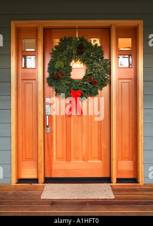 Weihnachtskranz an Eingangstür des Hauses. Stockfoto